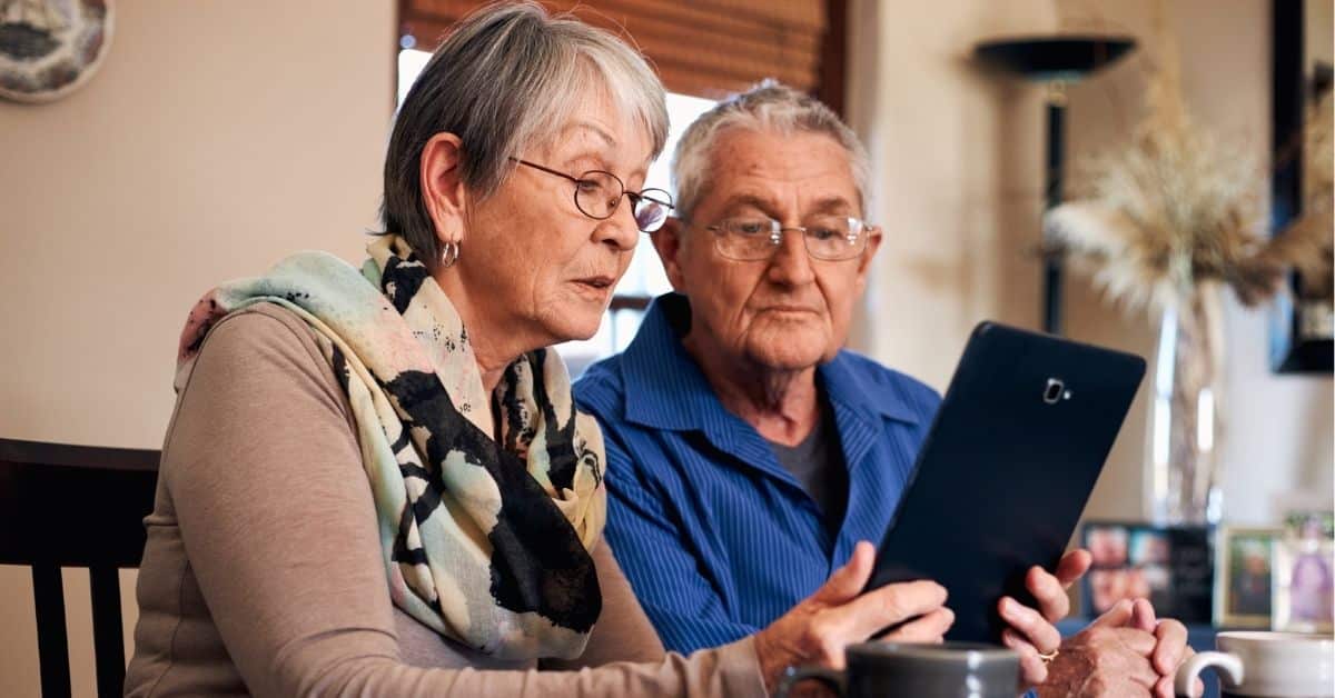 How To Know When It'S Time For Assisted Living: A Step-By-Step Guide 1 Senior Residents In Assisted Living Reading From A Tablet