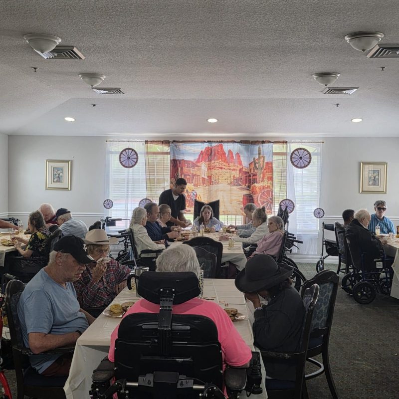 Maravida-Senior-Living-Residents-Gathered-In-Dining-Room